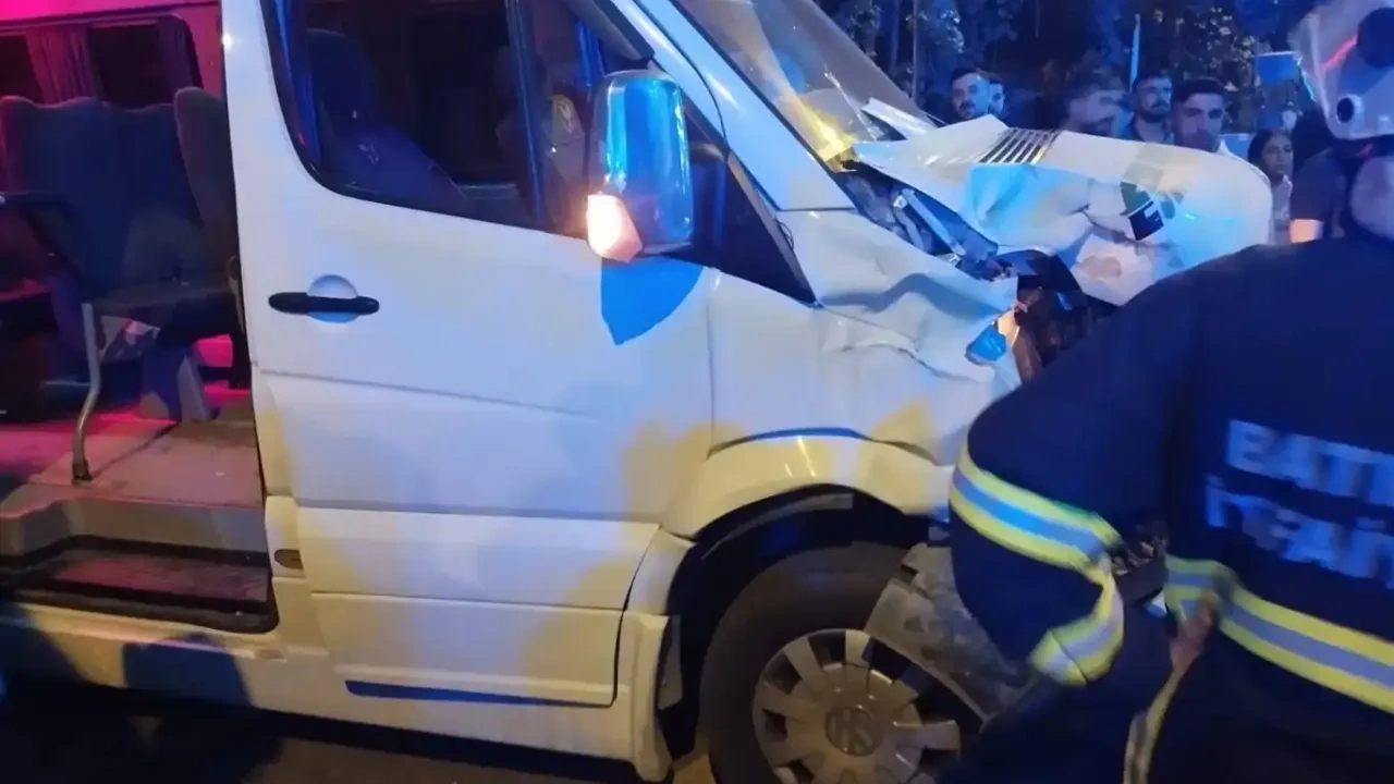 Batman’da belediye kamyonu ile okul servisi çarpıştı