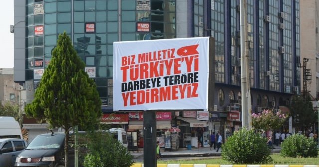 Batman'da darbe ve teröre afişli mesaj