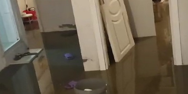Batman'da evi kanalizasyon suyu bastı!
