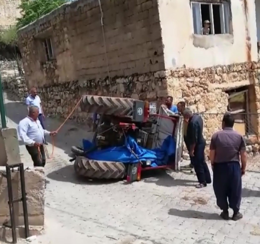Batman’da freni boşalan traktör devrildi 