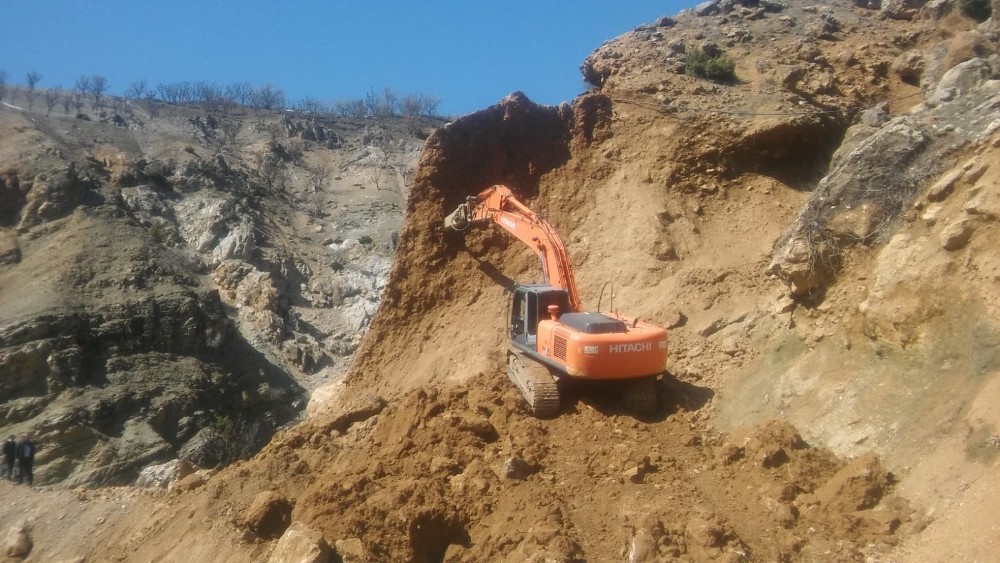 Batman’da heyelan köy yolunu ulaşıma kapattı 