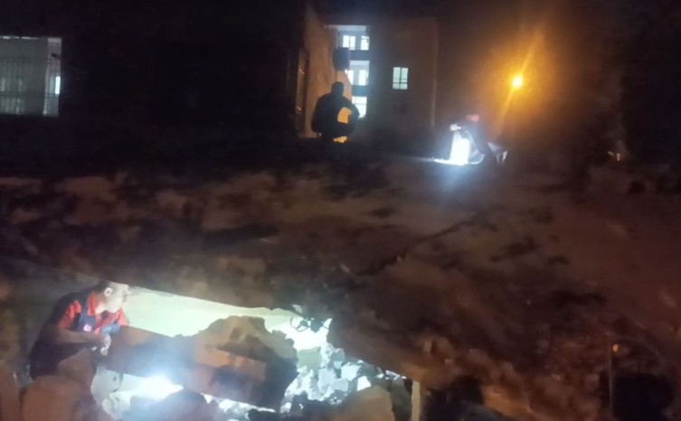 Batman'da iki katlı bina çöktü