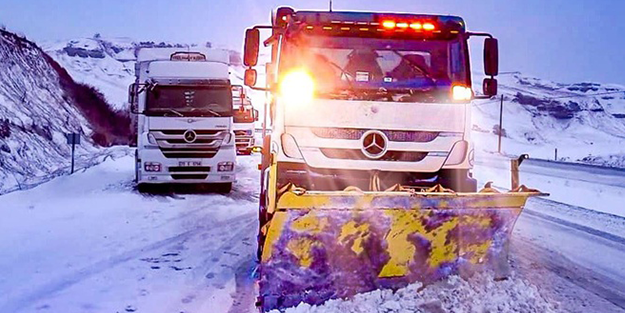 Batman’da karda mahsur kalan yüzlerce araç ve vatandaş...