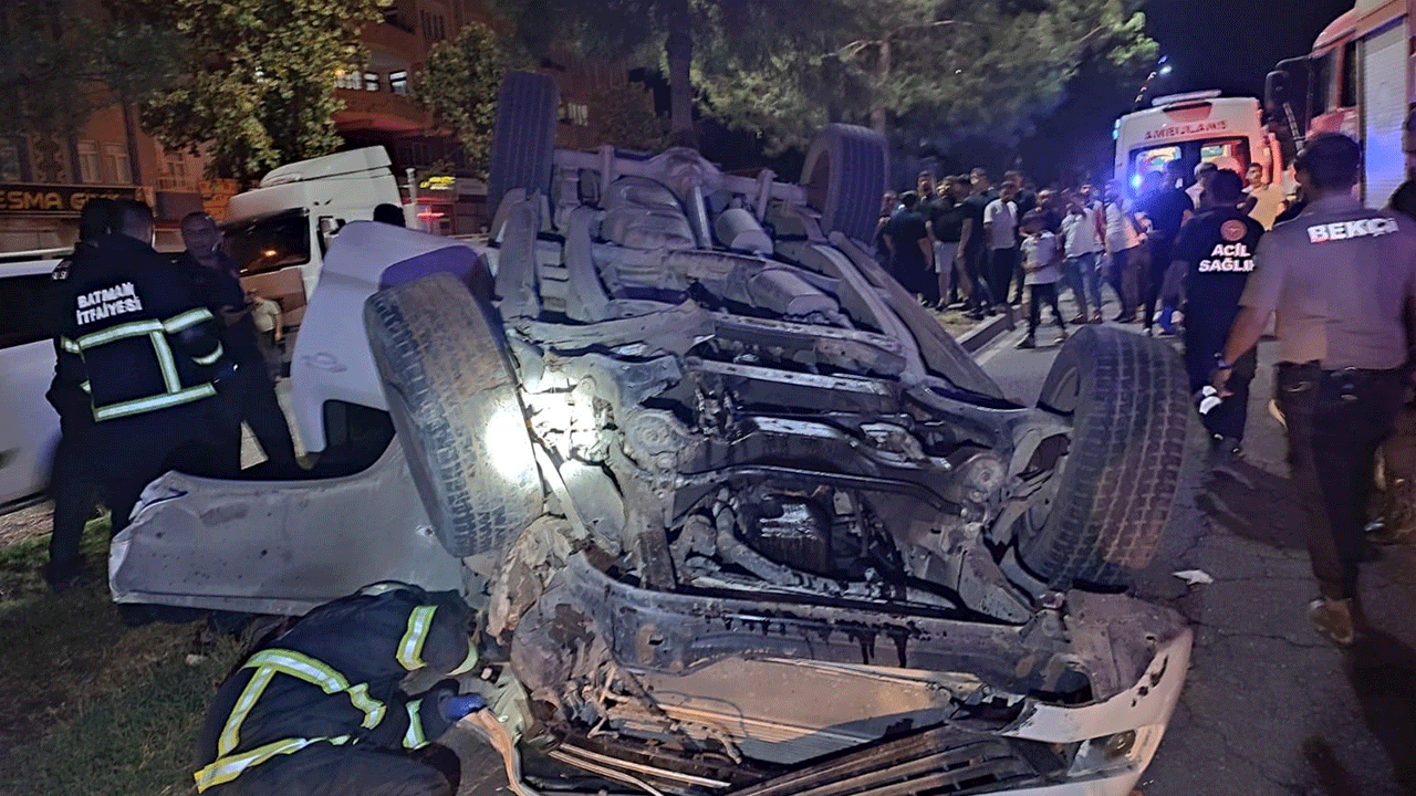 Batman’da kaza! Hafif ticari araç devrildi, 2 kişi yaralandı