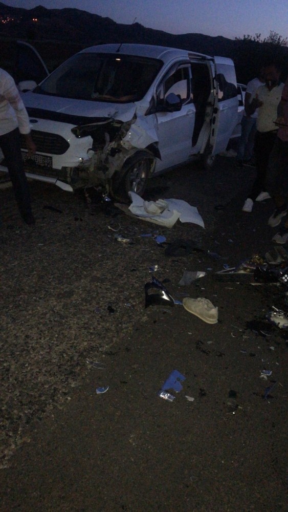 Batman’da motosiklet ile araç çarpıştı: 2 yaralı 
