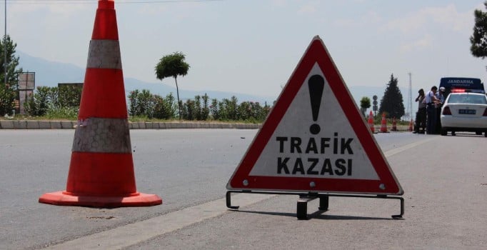Batman’da okul servisi ile kamyonet çarpıştı: 1’i ağır 3 yaralı