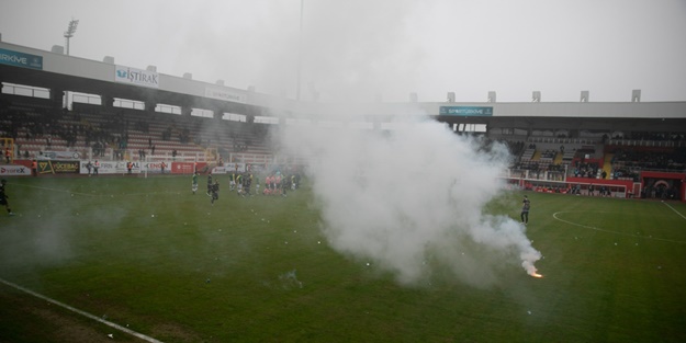 Batman'da saha karıştı! Futbola yakışmayan görüntüler