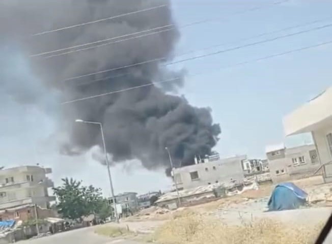 Batman’da şantiye bahçesinde plastik malzemeler yandı