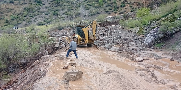 Sel ve heyelan köy yollarını ulaşıma kapattı