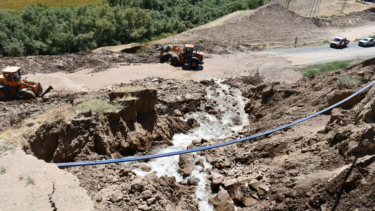 Batmanda sulama kanalından akan su nedeniyle kara yolu ulaşıma kapandı!