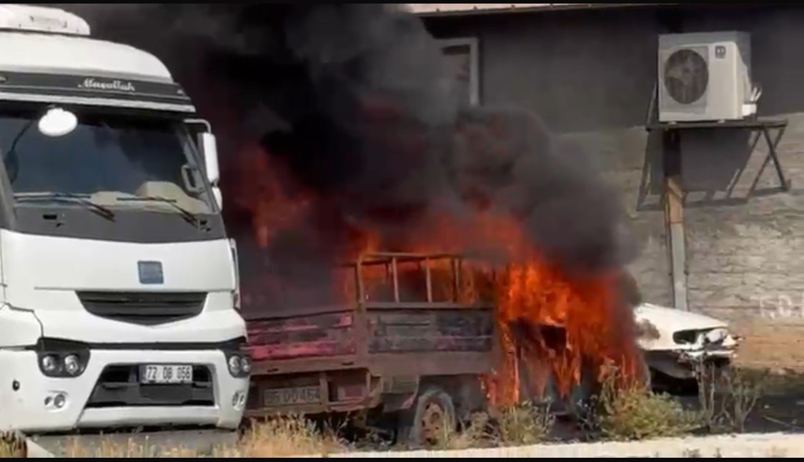 Batman’da terk edilmiş araçlar alev alev yandı, tır son anda kurtarıldı