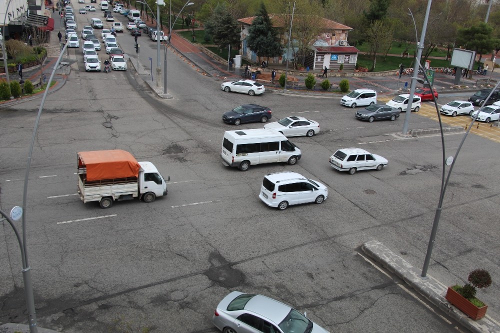 Batman’da trafik ışıklarından ‘evde kal’ çağrısı 