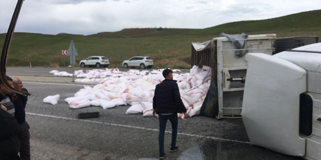 Batman'da un ve çakıl taşı yüklü 2 tır devrildi!