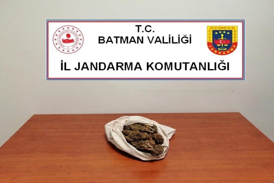 Batman’dan Mardin’e esrar götürmek isterken yakalandı 