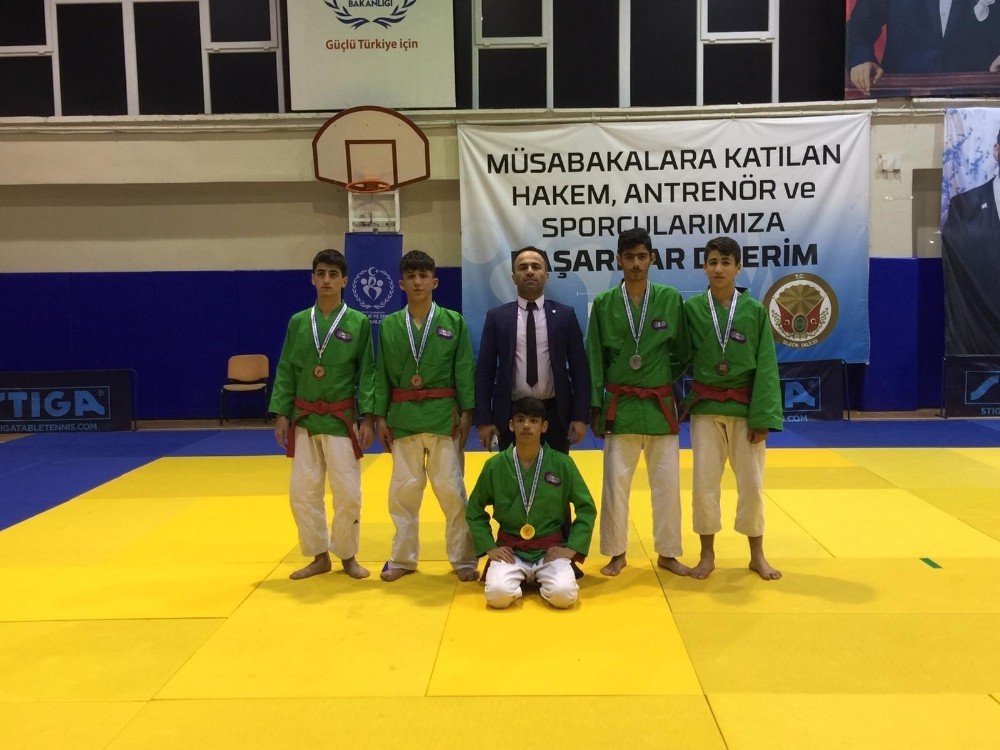 Batmanlı sporcular kuraş şampiyonasına damga vurdu 