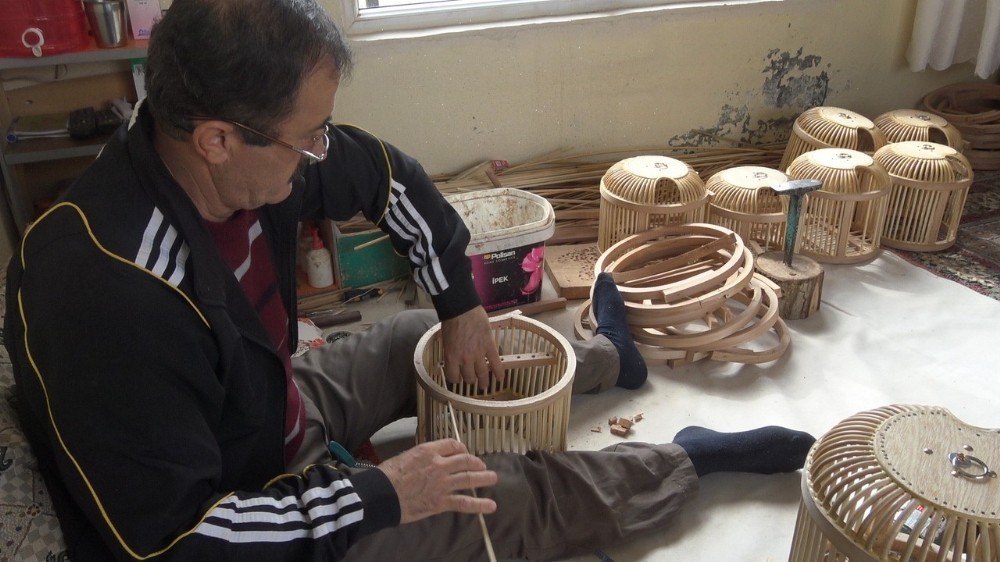 Batmanlı usta, keklik kafesi yaparak geçimini sağlıyor