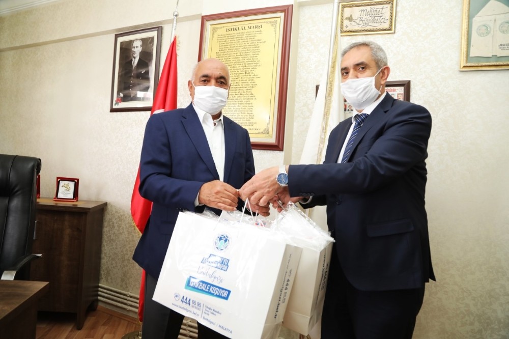 Battalgazi Belediyesi, fırıncı esnafına maske dağıttı 
