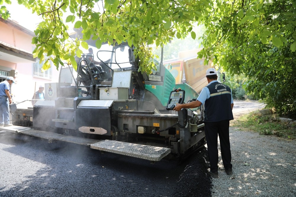 Battalgazi Belediyesi sıcak asfalt çalışmalarını sürdürüyor 