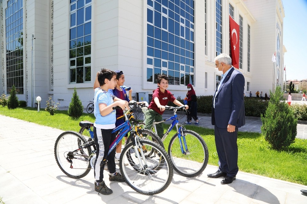 Battalgazi Belediyesi’nin önünde renkli görüntüler 