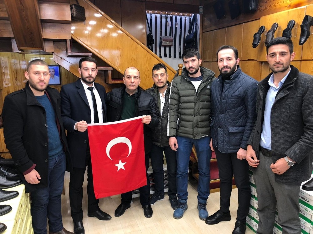 Battalgazi’de bayrak dağıtımı 