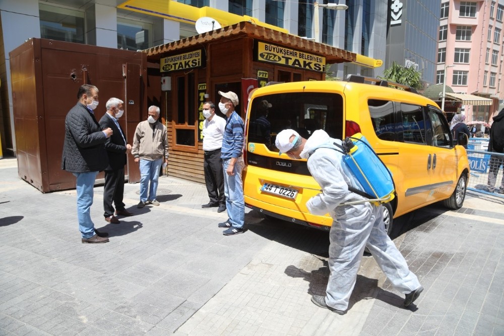 Battalgazi’de taksi duraklarını dezenfekte ediyor 
