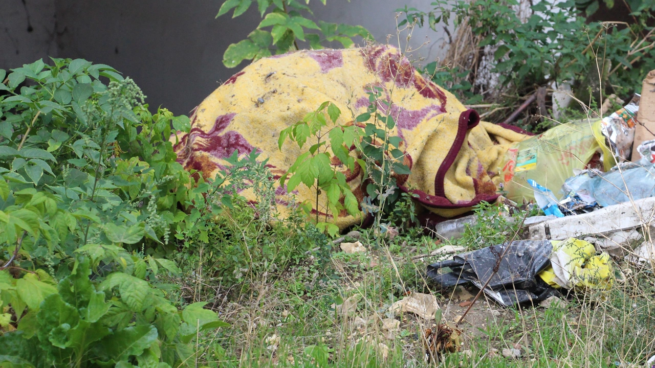 Battaniyeye sarılı ceset, çöp çıktı