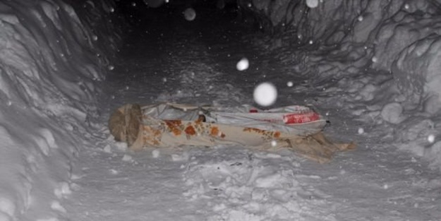 Battaniyeye sarılı erkek cesedi bulundu