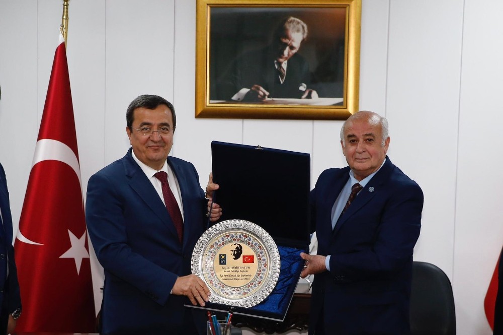 Batur’a İYİ Parti Konak’tan tebrik ziyareti 