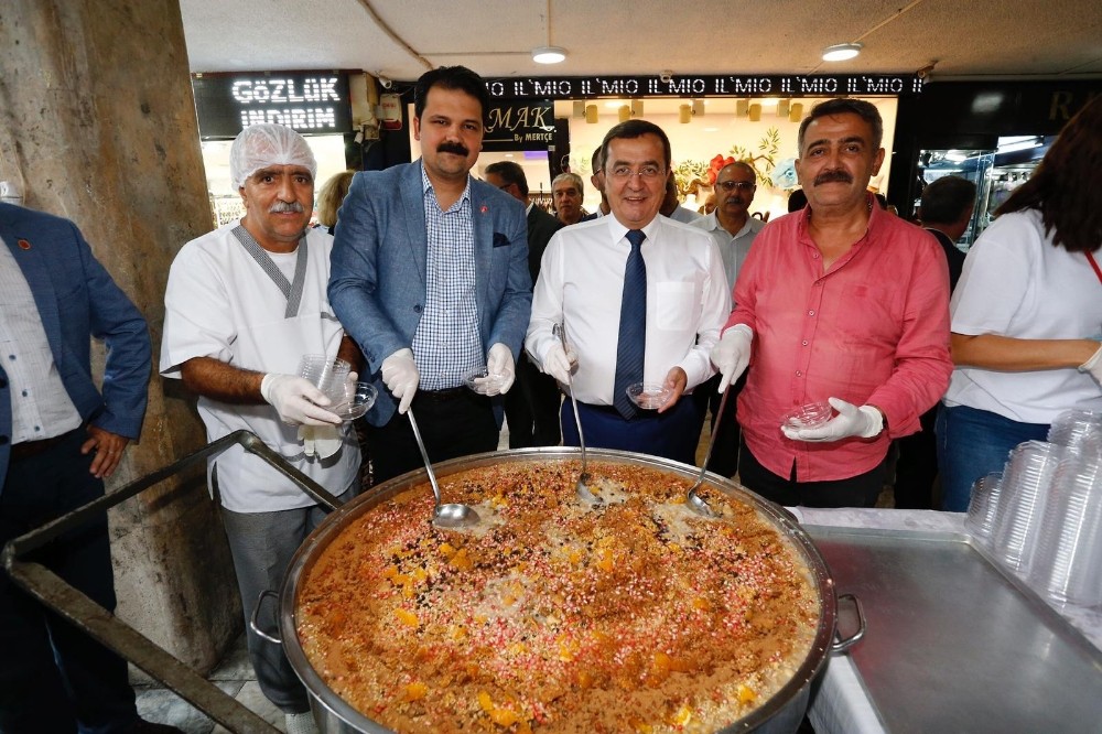 Batur’dan Konak’a aşure ikramı 
