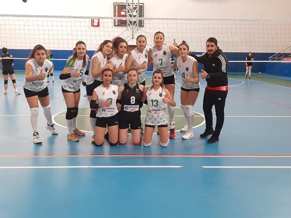 Bayan Voleybol takımı rakip tanımıyor 