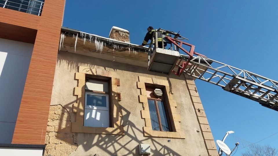 Bayburt Belediyesi, çatılarda oluşan buz sarkıtlarını kırıyor 
