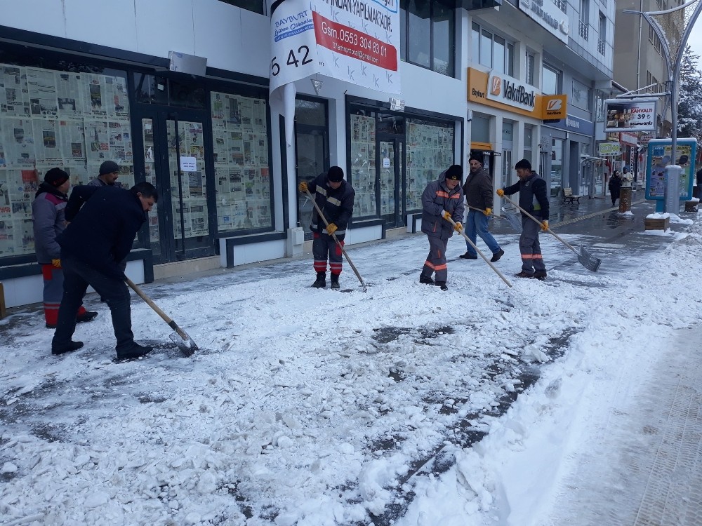 Bayburt Belediyesinden hummalı karla mücadele çalışması 