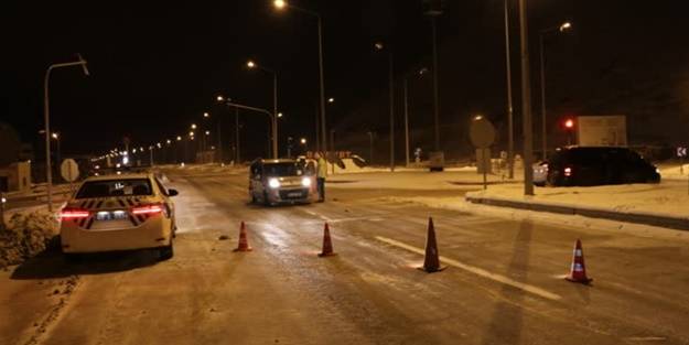 Bayburt-Erzurum kara yoluna çığ düştü! Yol ulaşıma kapatıldı