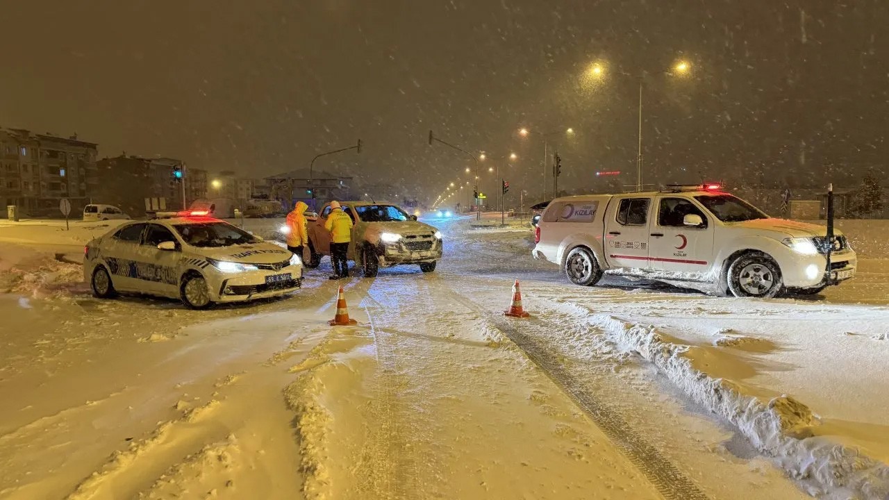 Bayburt-Gümüşhane kara yolu kapandı! Kar yoğun bir şekilde yağdı