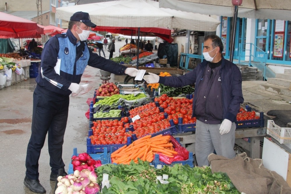 Bayburt halk pazarında maske dağıtıldı 