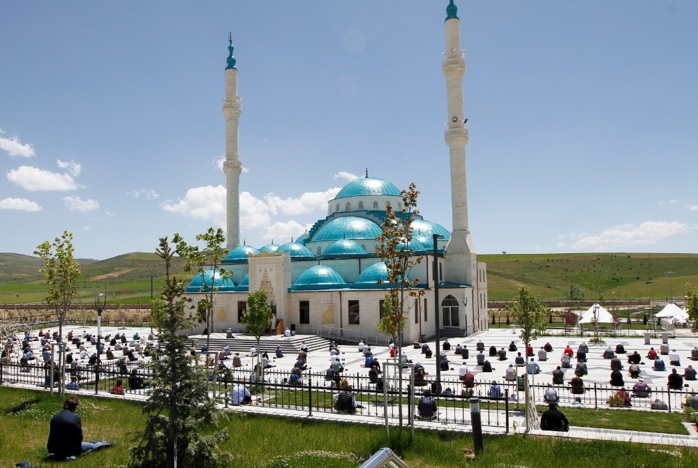 Bayburt Üniversitesinde Cuma Namazı mutluluğu 