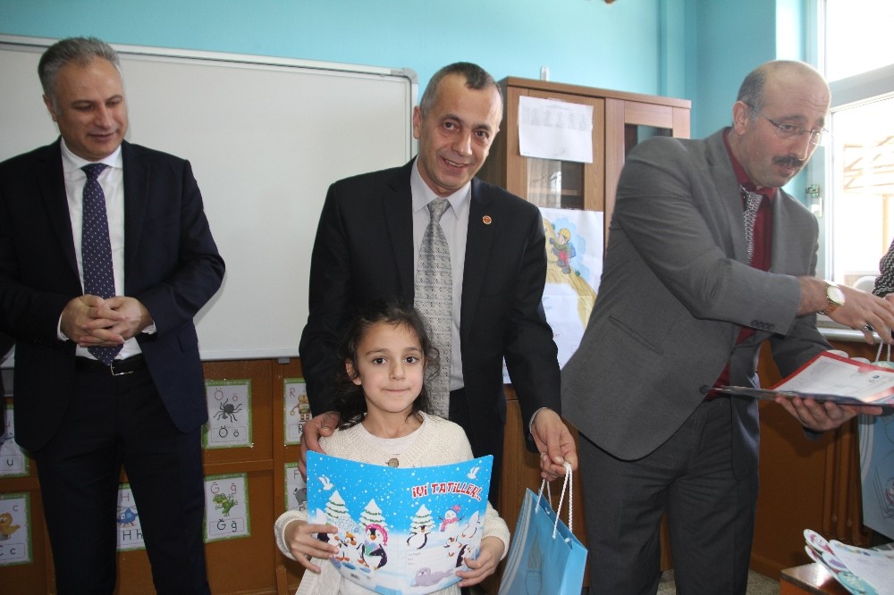 Bayburt’ta 15 bin öğrenci karne heyecanı yaşadı 