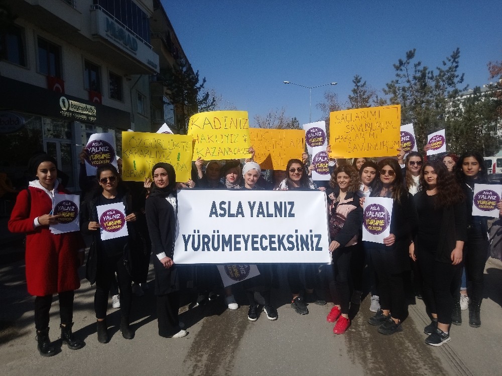 Bayburt’ta “Asla Yalnız Yürümeyeceksin” yürüyüşü 