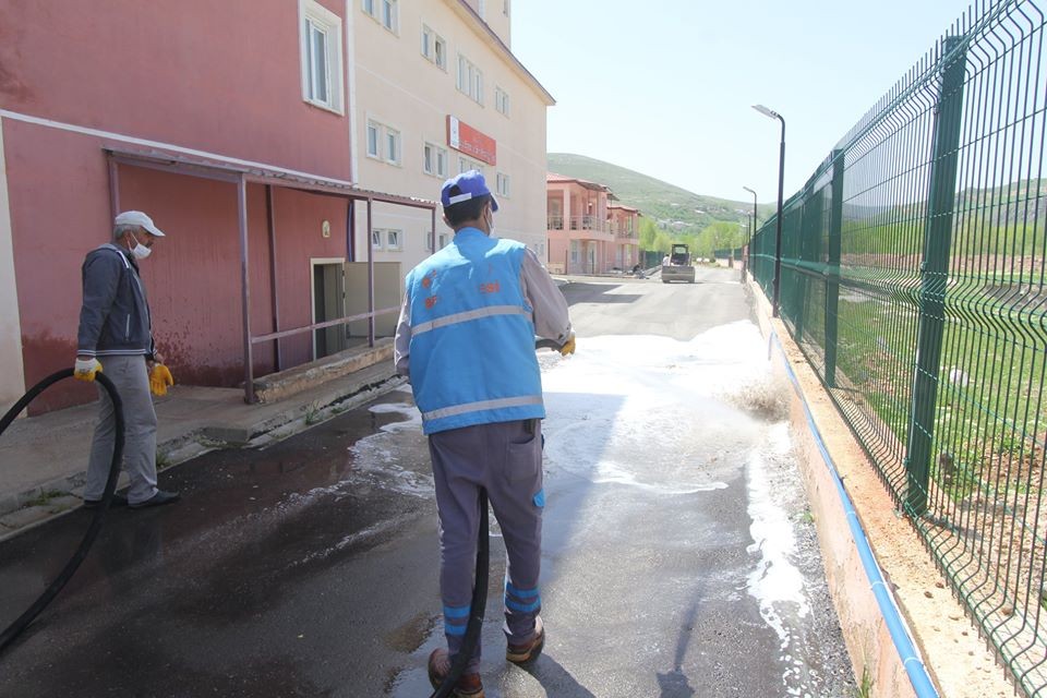 Bayburt’ta bayram öncesi cadde ve sokaklar yıkanmaya devam ediyor 