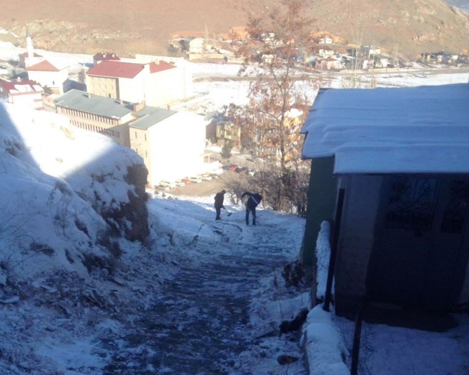 Bayburt’ta belediye ekipleri buz temizliği yaptı 