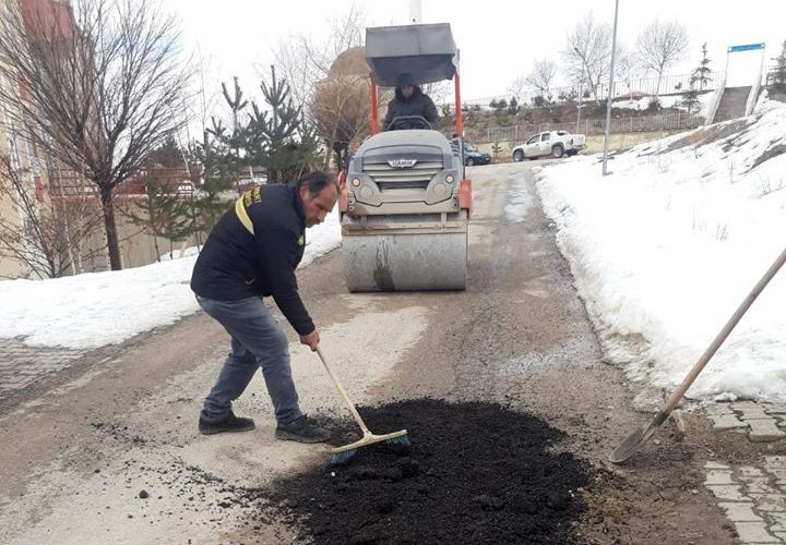 Bayburt’ta bozulan yollar onarılıyor 