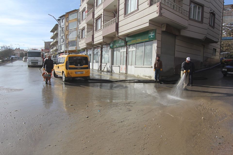 Bayburt’ta cadde ve sokaklar tazyikli suyla yıkanıyor 
