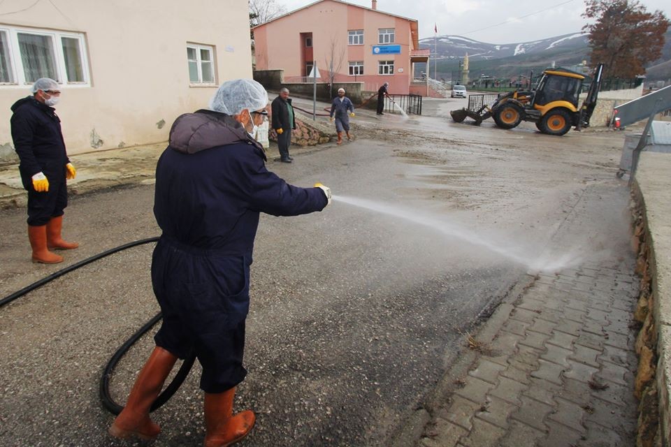 Bayburt’ta cadde ve sokaklar tazyikli suyla yıkanıyor 