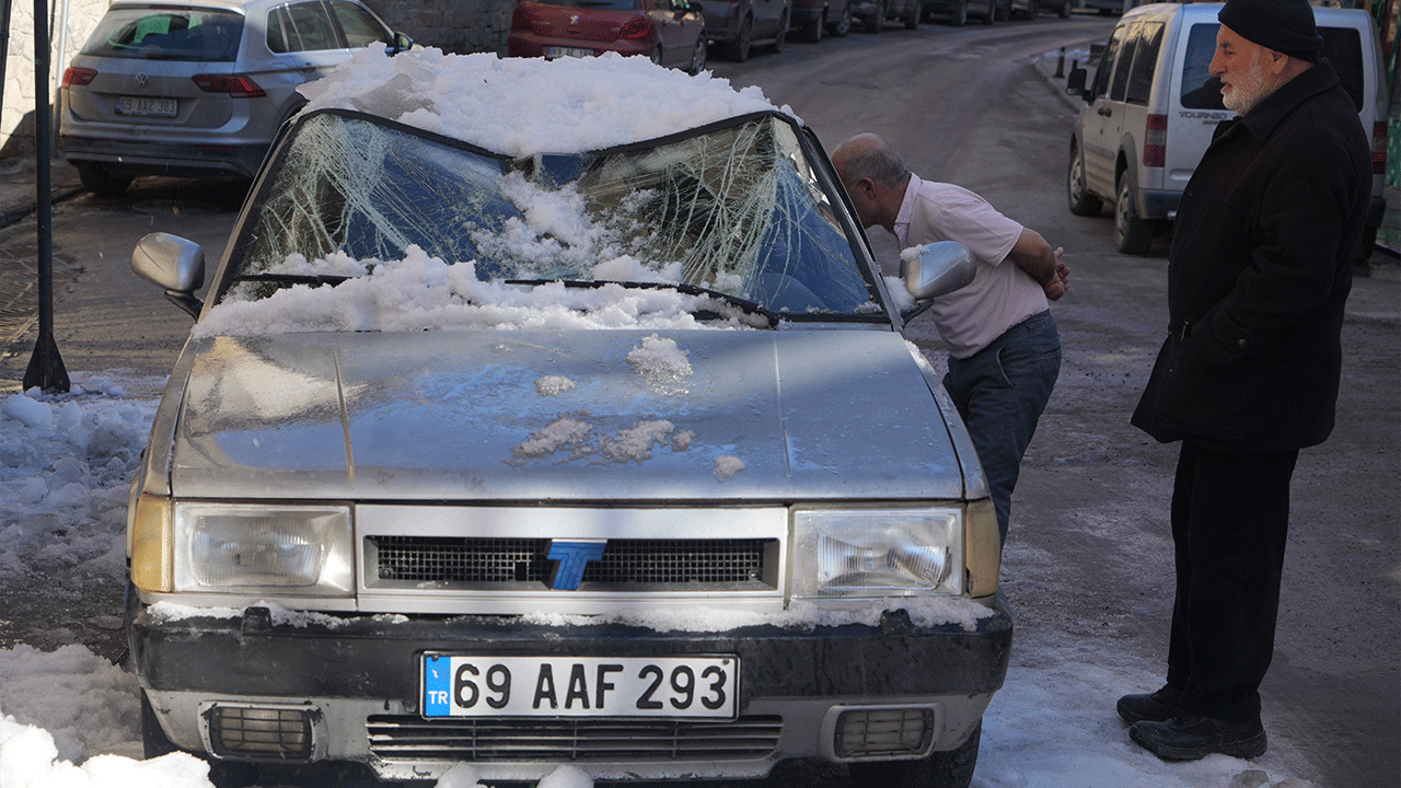 Çatıdan düşen kar kütlesi otomobili hurdaya çevirdi!