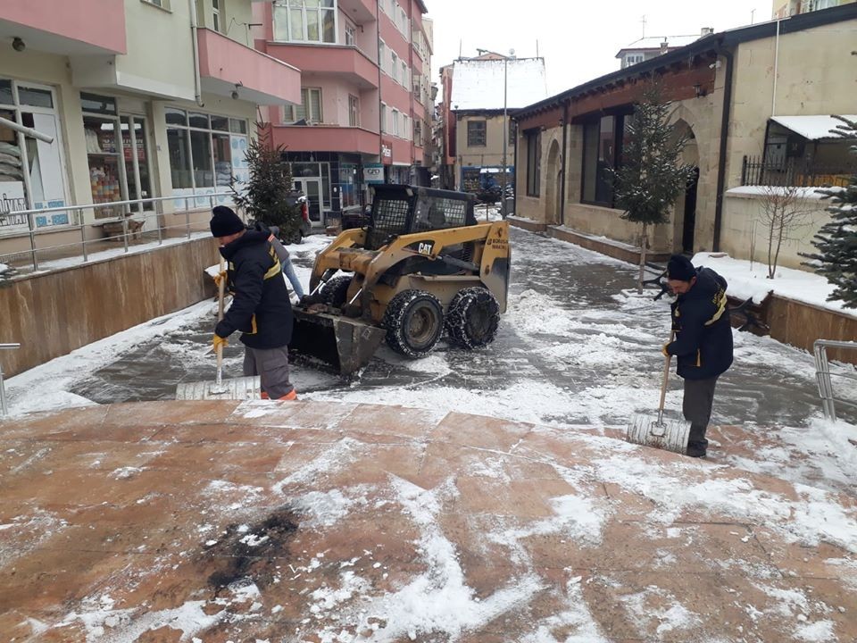 Bayburt’ta ekiplerin kar, buz mücadelesi 