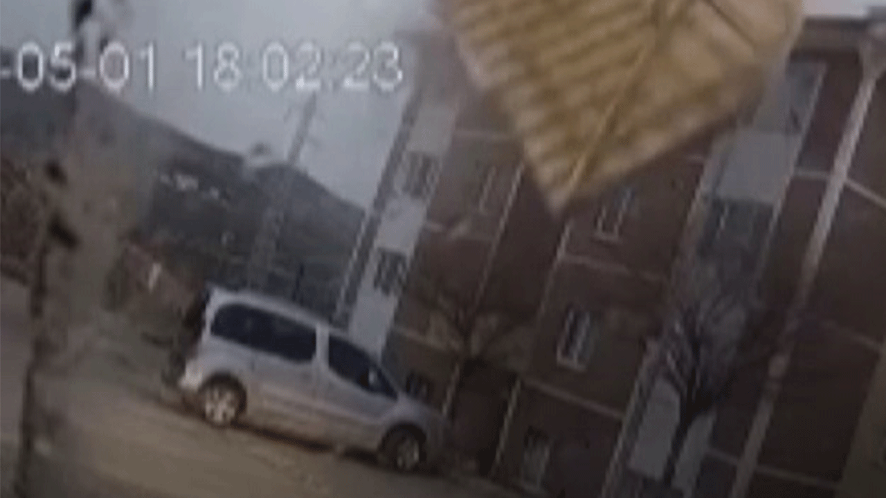 Bayburt'ta fırtına çatıları böyle uçurdu!