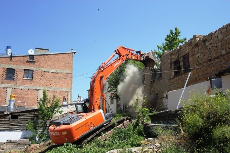 Bayburt’ta harabe binalar yıkılıyor 
