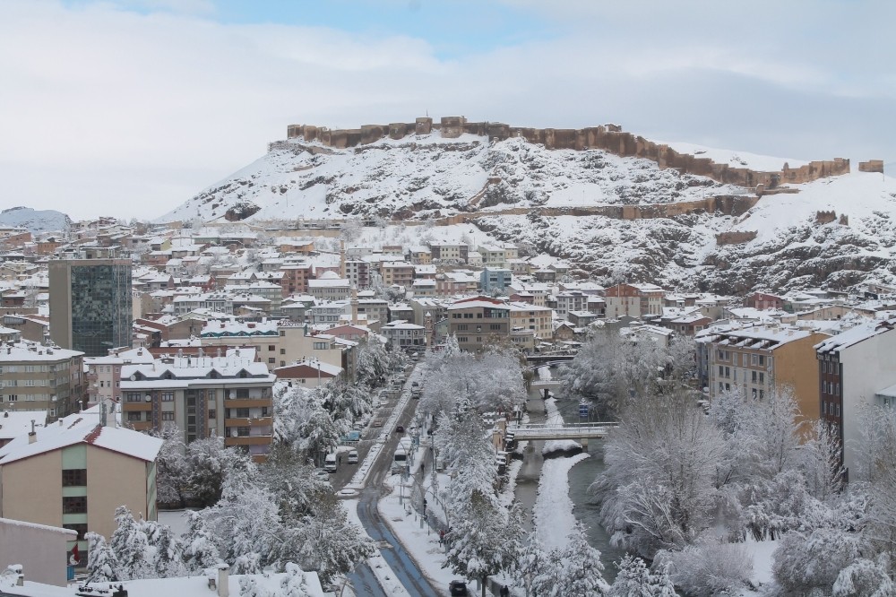 Bayburt’ta ilkbaharda kar yağışı 