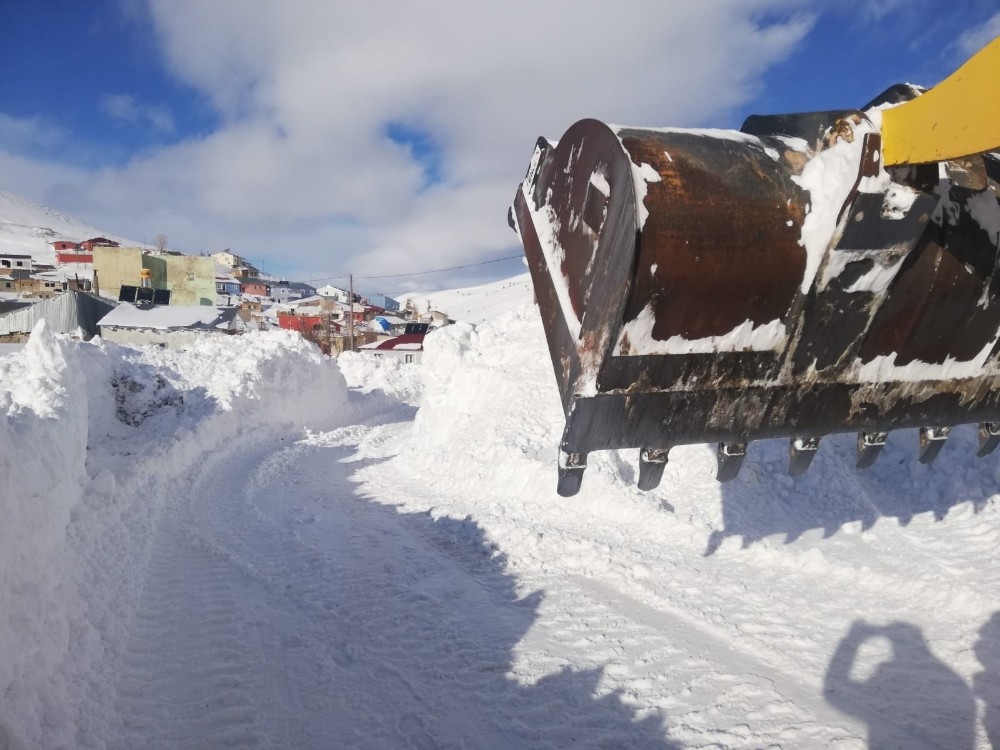 Bayburt’ta kapalı köy yolları açıldı 