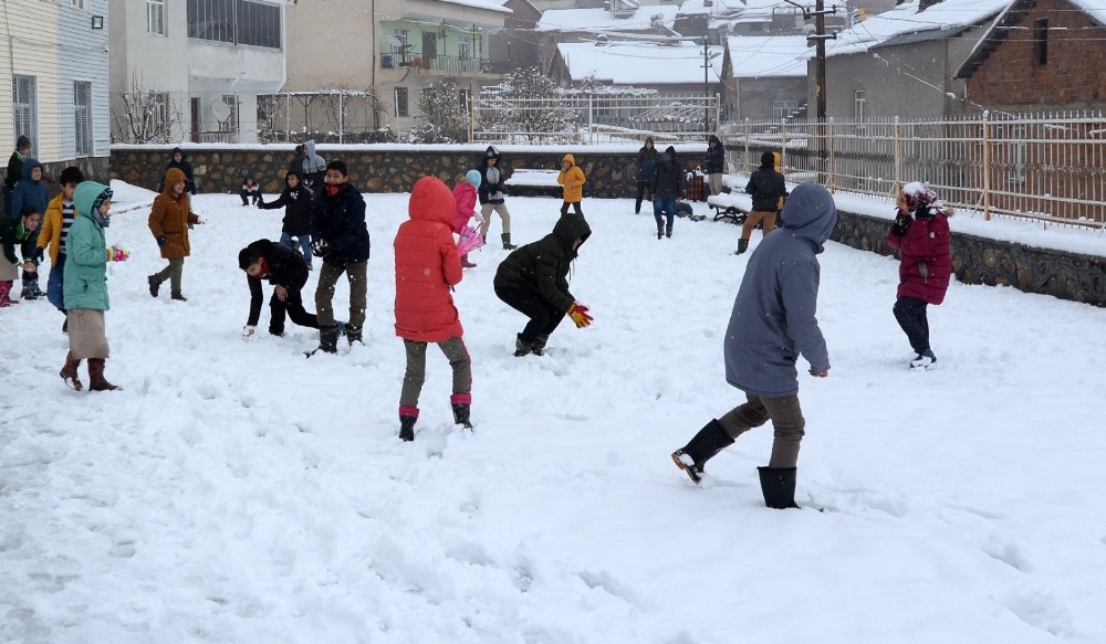 Bayburt’ta kar sebebiyle okul tatili uzatıldı 